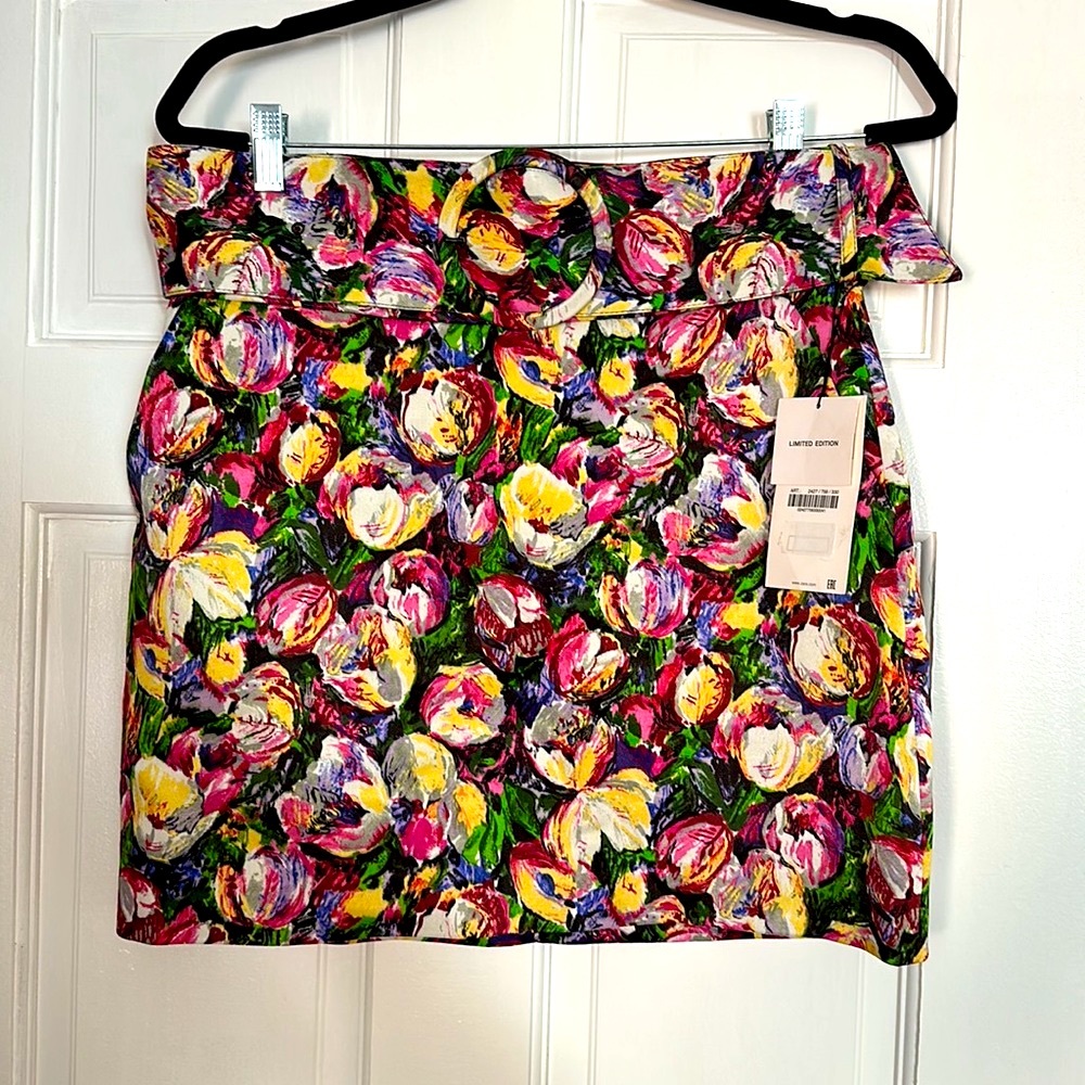NWOT Zara floral mini skirt with a belt 🌷